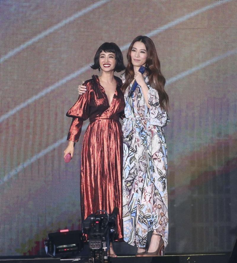 2大天後攜手合唱「女同志神曲」逼哭觀眾　Hebe才一開口Jolin就耳朵~~ 
