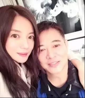 趙薇親哥哥身份曝出！論保護連老公黃有龍都甘拜下風，怪不得她會一直紅！ 