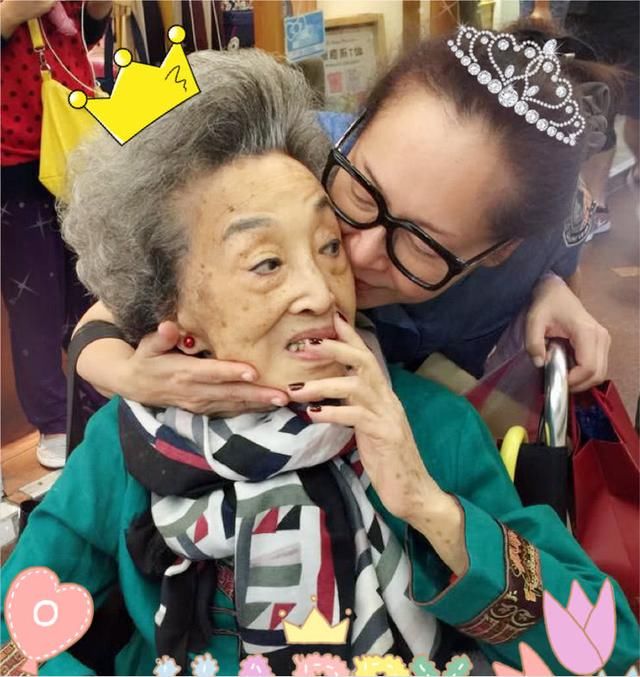 60歲恬妞近照曝光，自然老去的臉美不勝收，33歲女兒卻是個十分孝順的女兒！