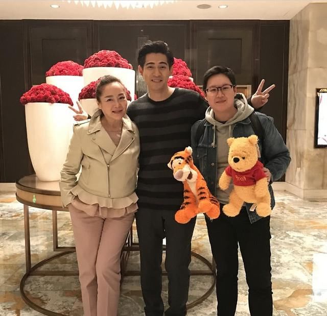 60歲恬妞近照曝光，自然老去的臉美不勝收，33歲女兒卻是個十分孝順的女兒！