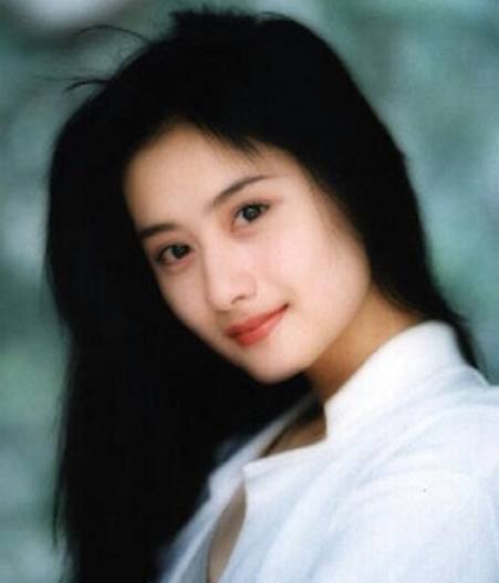 15歲被瓊瑤看中，一夜成名！隱藏7年的老公身份大曝光，難怪網友說她高攀了！