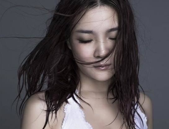 她曾被那英嫌棄長得丑，如今被楊冪捧紅後，美得連那英都認不出了！