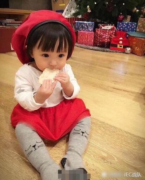 金泰熙Rain女兒首曝光，長相讓人一言難盡！網友：說好的高顏值呢？