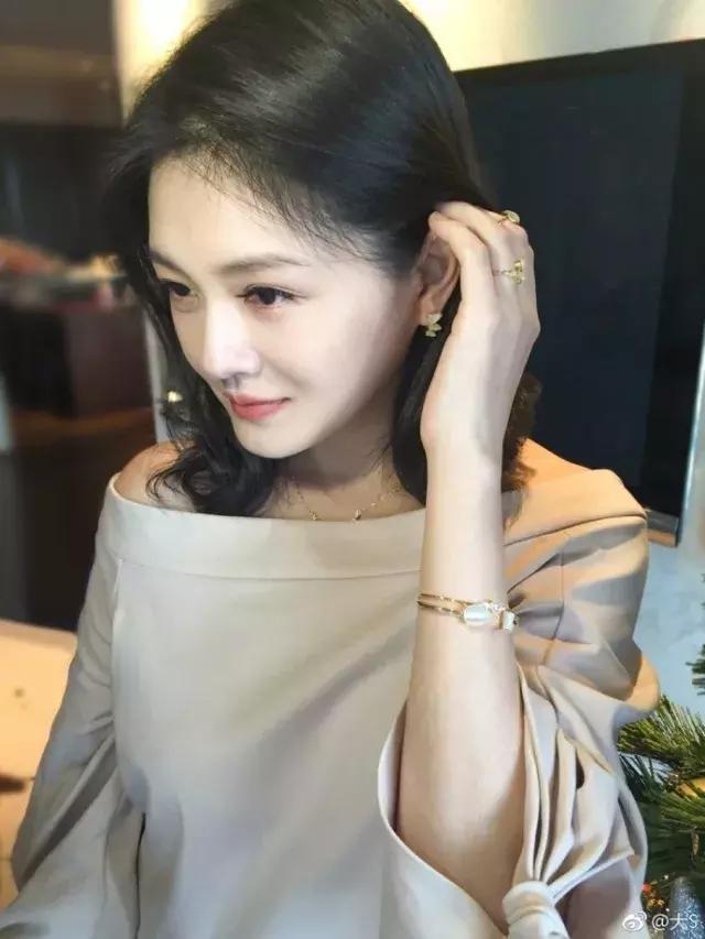 41歲的大S皮膚好似20歲的少女，可網友卻被她的面相嚇到：好奇怪！