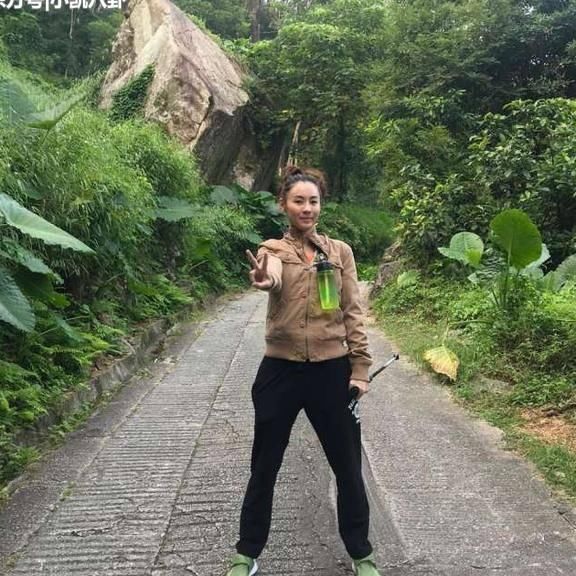 37歲張柏芝清晨爬山露素顏，謝霆鋒的回應真是太有愛了！