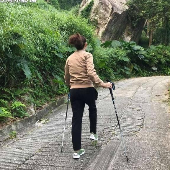 37歲張柏芝清晨爬山露素顏，謝霆鋒的回應真是太有愛了！