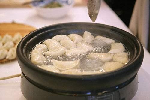 煮餃子用熱水還是涼水？知道餃子的3大秘訣，一分鐘秒變高手！