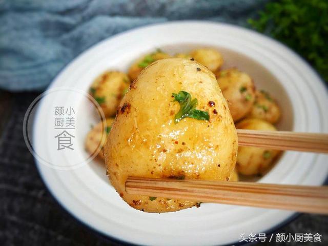 土豆最好吃的做法，我家雷打不動每周都做，一口一個吃到停不下來