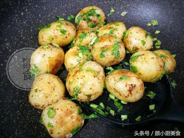 土豆最好吃的做法，我家雷打不動每周都做，一口一個吃到停不下來