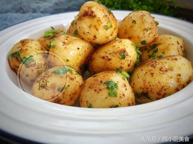 土豆最好吃的做法，我家雷打不動每周都做，一口一個吃到停不下來