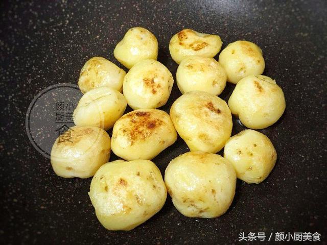 土豆最好吃的做法，我家雷打不動每周都做，一口一個吃到停不下來