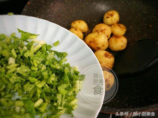 土豆最好吃的做法，我家雷打不動每周都做，一口一個吃到停不下來