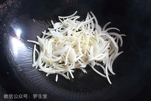 廣東的豉油皇炒麵超級好吃，讓我們在家裡從麵粉做起吧！