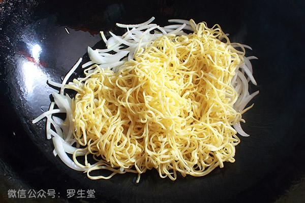 廣東的豉油皇炒麵超級好吃，讓我們在家裡從麵粉做起吧！