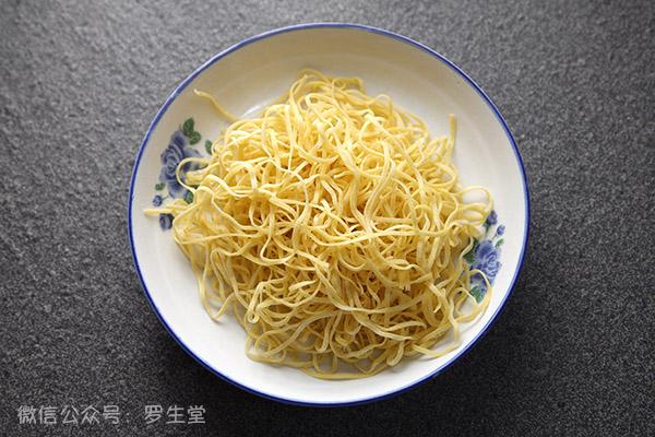 廣東的豉油皇炒麵超級好吃，讓我們在家裡從麵粉做起吧！