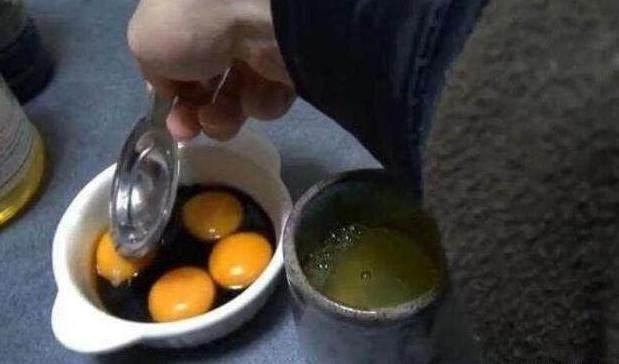 婆婆把雞蛋黃放進醬油裡，我離得遠遠的，10分鐘後就屬我吃最多 