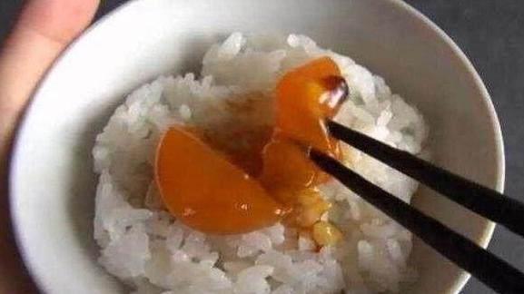 婆婆把雞蛋黃放進醬油裡，我離得遠遠的，10分鐘後就屬我吃最多 