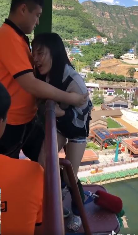 最幸福職業！妹子高空彈跳超害怕…「重點三貼抱緊緊」工作人員爽翻天：該遞履歷了（影
