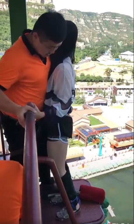 最幸福職業！妹子高空彈跳超害怕…「重點三貼抱緊緊」工作人員爽翻天：該遞履歷了（影