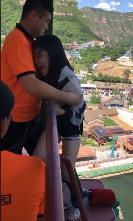 最幸福職業！妹子高空彈跳超害怕…「重點三貼抱緊緊」工作人員爽翻天：該遞履歷了（影