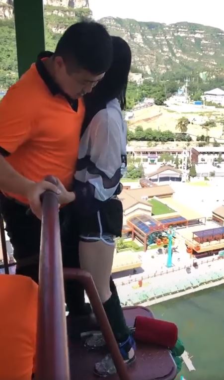 最幸福職業！妹子高空彈跳超害怕…「重點三貼抱緊緊」工作人員爽翻天：該遞履歷了（影