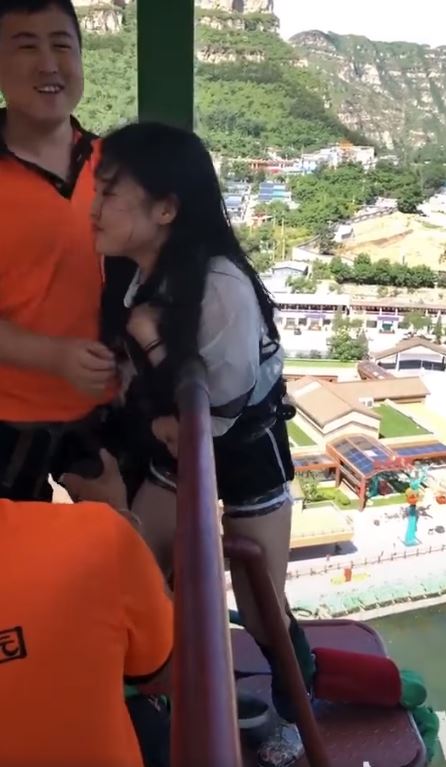 最幸福職業！妹子高空彈跳超害怕…「重點三貼抱緊緊」工作人員爽翻天：該遞履歷了（影