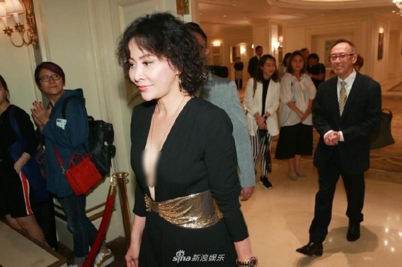 劉嘉玲深V超短裙亮相活動！一出場，閃光燈立刻亮不停！當她坐下來的那一刻，舉辦單位都看不下去了，立刻遞塊布給她！ 