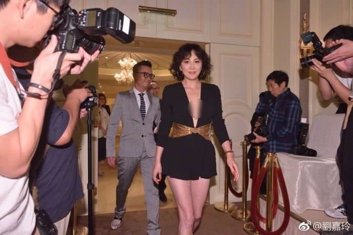 劉嘉玲深V超短裙亮相活動！一出場，閃光燈立刻亮不停！當她坐下來的那一刻，舉辦單位都看不下去了，立刻遞塊布給她！ 