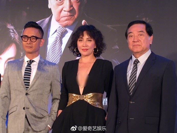 劉嘉玲深V超短裙亮相活動！一出場，閃光燈立刻亮不停！當她坐下來的那一刻，舉辦單位都看不下去了，立刻遞塊布給她！ 