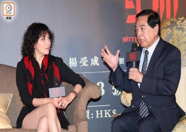 劉嘉玲深V超短裙亮相活動！一出場，閃光燈立刻亮不停！當她坐下來的那一刻，舉辦單位都看不下去了，立刻遞塊布給她！ 