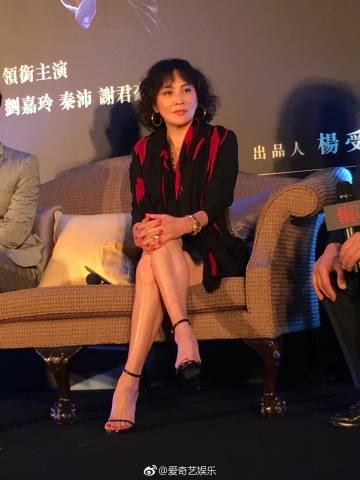 劉嘉玲深V超短裙亮相活動！一出場，閃光燈立刻亮不停！當她坐下來的那一刻，舉辦單位都看不下去了，立刻遞塊布給她！ 