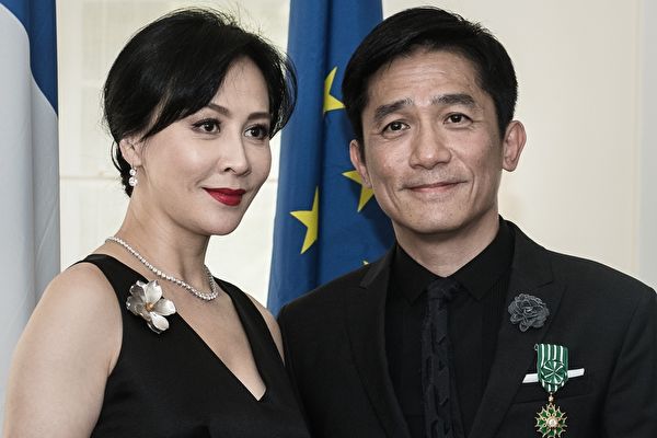 劉嘉玲深V超短裙亮相活動！一出場，閃光燈立刻亮不停！當她坐下來的那一刻，舉辦單位都看不下去了，立刻遞塊布給她！ 