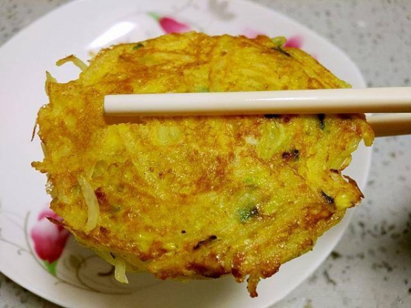 這道馬鈴薯餅只需要三種食材，關鍵是還不用麵粉，5分鐘出鍋，當菜也當飯，還沒端上桌就被大家搶光！ 