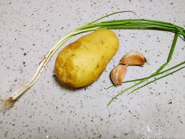 這道馬鈴薯餅只需要三種食材，關鍵是還不用麵粉，5分鐘出鍋，當菜也當飯，還沒端上桌就被大家搶光！ 
