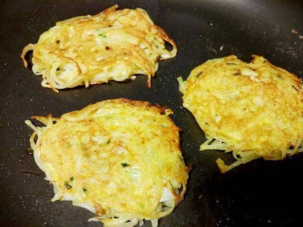 這道馬鈴薯餅只需要三種食材，關鍵是還不用麵粉，5分鐘出鍋，當菜也當飯，還沒端上桌就被大家搶光！ 