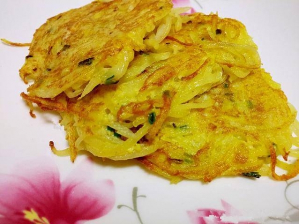 這道馬鈴薯餅只需要三種食材，關鍵是還不用麵粉，5分鐘出鍋，當菜也當飯，還沒端上桌就被大家搶光！ 