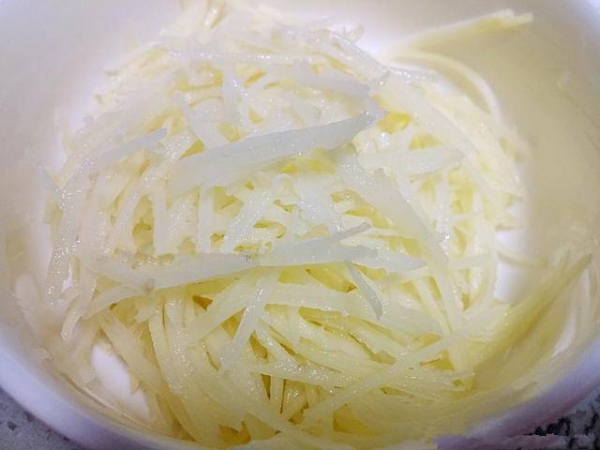 這道馬鈴薯餅只需要三種食材，關鍵是還不用麵粉，5分鐘出鍋，當菜也當飯，還沒端上桌就被大家搶光！ 