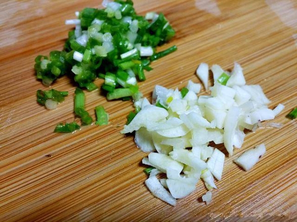 這道馬鈴薯餅只需要三種食材，關鍵是還不用麵粉，5分鐘出鍋，當菜也當飯，還沒端上桌就被大家搶光！ 