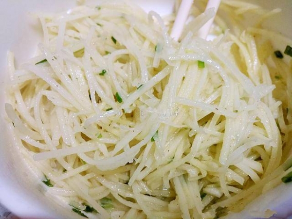這道馬鈴薯餅只需要三種食材，關鍵是還不用麵粉，5分鐘出鍋，當菜也當飯，還沒端上桌就被大家搶光！ 