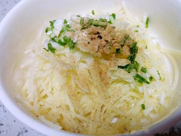 這道馬鈴薯餅只需要三種食材，關鍵是還不用麵粉，5分鐘出鍋，當菜也當飯，還沒端上桌就被大家搶光！ 
