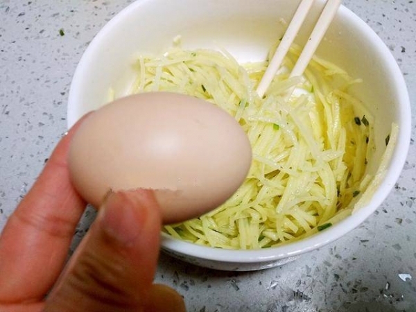 這道馬鈴薯餅只需要三種食材，關鍵是還不用麵粉，5分鐘出鍋，當菜也當飯，還沒端上桌就被大家搶光！ 