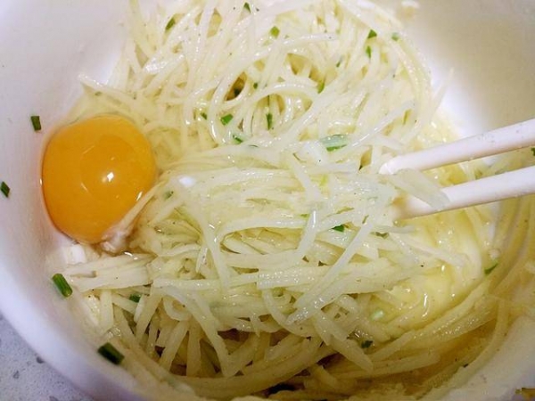 這道馬鈴薯餅只需要三種食材，關鍵是還不用麵粉，5分鐘出鍋，當菜也當飯，還沒端上桌就被大家搶光！ 