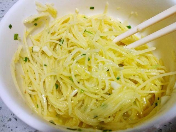 這道馬鈴薯餅只需要三種食材，關鍵是還不用麵粉，5分鐘出鍋，當菜也當飯，還沒端上桌就被大家搶光！ 