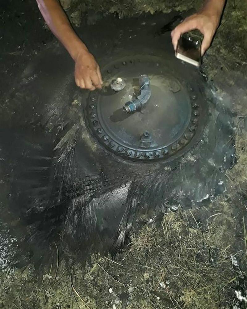 不明飛行物在世界盃比賽城市附近墜毀，爆炸照亮夜空引發熊熊大火