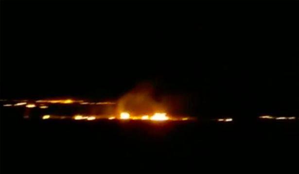不明飛行物在世界盃比賽城市附近墜毀，爆炸照亮夜空引發熊熊大火