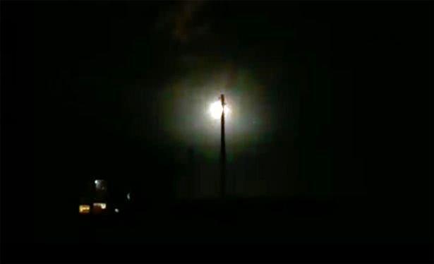 不明飛行物在世界盃比賽城市附近墜毀，爆炸照亮夜空引發熊熊大火