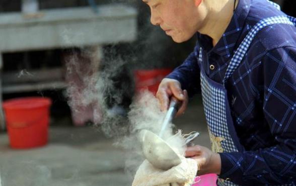 媳婦一病不起，我向哥哥借錢，大哥給五塊，二哥給十塊，我笑了！