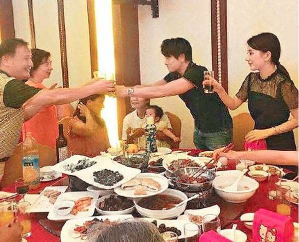 「寵女天王」再添一...郭富城補辦喜宴，態度超親民，尤其是談到女兒，濃濃父愛讓網友都融化了！ 