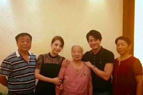 「寵女天王」再添一...郭富城補辦喜宴，態度超親民，尤其是談到女兒，濃濃父愛讓網友都融化了！ 