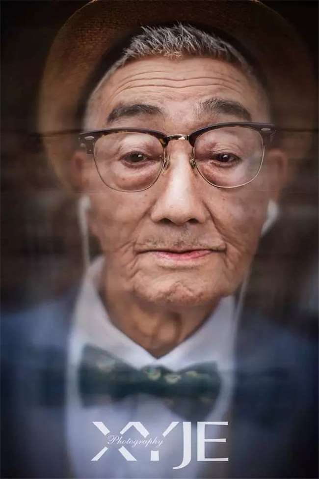 一時好玩讓85歲阿公穿上潮服　沒想到「秒變英倫紳士」帥翻天